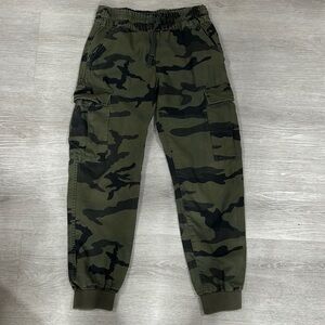 Tna Aritzia • camo jogger cargo pants